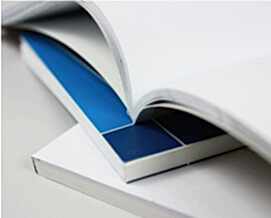 <b>Термоклеевая</b><br />
<br />
Применяется для документов с малым количеством страниц. Обычно в переплёте мягкого типа. Бумага формируется единой стопкой, после чего устанавливается в специальное оборудование. Смазывается корешок, с применением горячего клея. После этого бумага вставляется в обложку. Ключевым минусом метода стало то, что в открытом положении листы не могут удерживать свою форму. Их надо постоянно чем-то придерживать. Это постепенно ведёт к порче переплёта, повреждая его.<br />