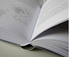 <b>Интегральный</b><br />
<br />
Интегральный или голландский переплет. Применяется один лист ламинированного картона. Это повышает производительность, а клиенты получают заказы в кратчайшие сроки. Чтобы сшить твердый переплет интегрального типа не надо приклеивать отстав и сторонки. Для легкого открытия книги используется метод бигования по линии сгиба. Мы подбираем для каждой книги свою толщину крышки - это позволяет достигнуть лучшего эффекта издания.