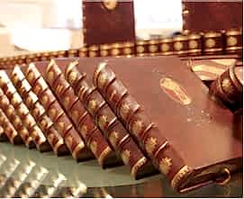 <b>Французский</b><br />
<br />
Имеет тканевый или кожаный корешок. При этом он достаточно широкий и толстый. Углы обложки делают более круглыми, что придает изданию высокий статус и вес. Французский переплет выполняют вручную, поэтому такой метод требует большого опыта и профессионализма со стороны мастера. Прекрасный вариант для подарочных изданий и уникальных книг.