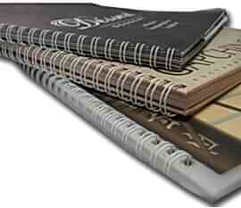 <b>С использованием пружины из пластика или металла</b><br />
<br />
Популярный вариант по привлекательной цене. Отличный вариант для учащихся вузов, которым надо прошить дипломы, курсовые, рефераты. Вариант оптимальный, документы выглядят презентабельно. Разворот бывает более 180 градусов. Пружина легко снимается и заменяется на другую. Максимальное число страниц - до 480.