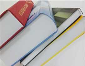 <b>7БЦ или целлофанированный</b><br />
<br />
Применяется прочный картон, покрывается пленкой. Она полимерная, тонкая, примерно 32 микрона. Картон матового, глянцевого стиля. Матовый вариант обходится дороже, но изделие будет выглядеть эффектно. При нанесении букв и картинок для такого твердого переплета применяется цифровая и офсетная печать. Первая подходит для малого количества книг, офсетная - для большого.