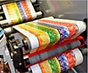 <b>Полноцветная.</b> При нем подготовленное к печати изображение с помощью специальных программ разделяется на 4 цветовые составляющие. При печати современное оборудование поочередно переносит на бумагу 4 основных вида краски. В результате высокоточного совмещения получается цветное изображение, резкость которого определяется точностью совмещения красителей, а передача оттенков - правильностью передачи яркости каждого пигмента.