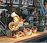 Витрины магазинов, кафе, кулинарий;